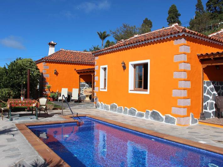 Ferienhaus für 7 Personen, mit Terrasse und Garten sowie Pool in Aguatavar