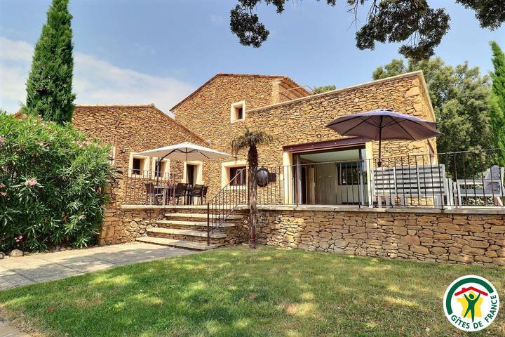 Casa de huéspedes para 6 personas, con terraza además de jardín y piscina - 1