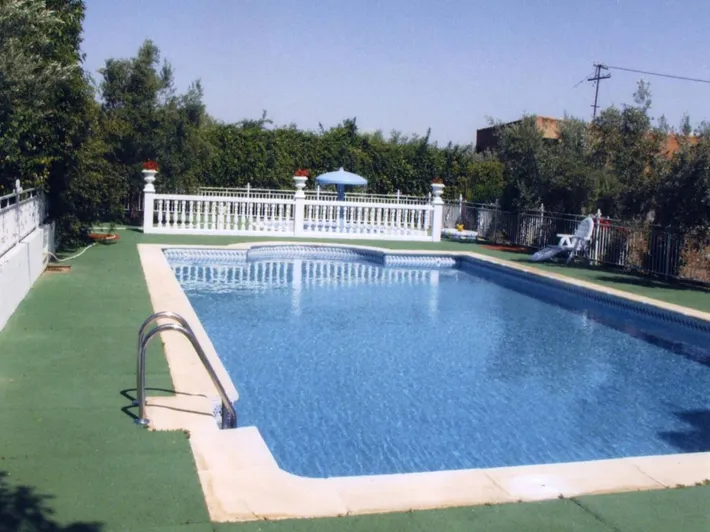 Chalet pour 6 personnes, avec balcon et vue ainsi que piscine et jardin - 1