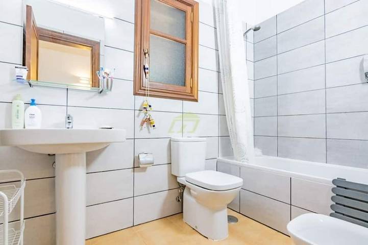 Relaxing Villa Vista a la Montana, Heated  Private Pool short walk from seafront in Playa Blanca, Yaiza