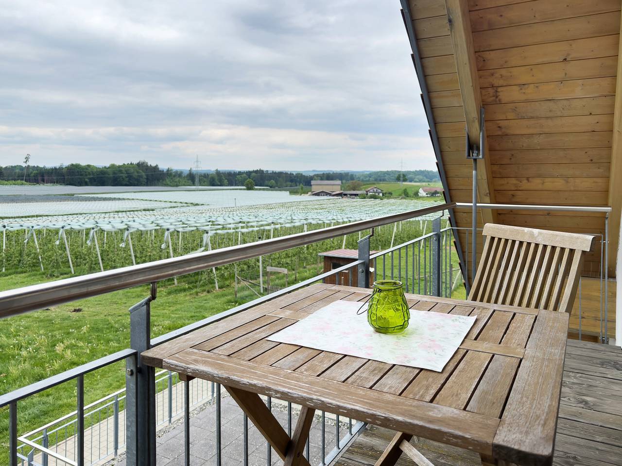 Zimmer 'Waldzimmer' mit privatem Balkon, Gemeinschaftsgarten und Wi-Fi - ohne Küche in Friedrichshafen, Region Bodensee-Oberschwaben