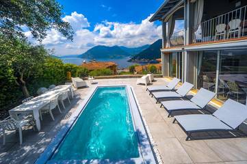 Location de vacances pour 6 personnes, avec vue sur le lac et jardin ainsi que vue et piscine à Sulzano