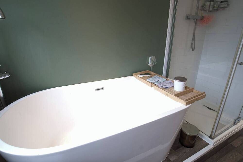 Entire apartment, The Lily  Suite with parking in Wokingham, Berkshire