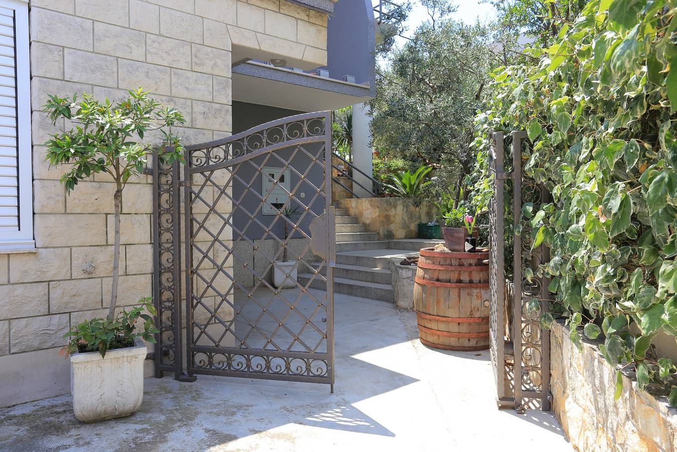 Ganze Wohnung, 1-Zimmer-Ferienwohnung mit Terrasse und Meerblick Trogir A-4814-b in Trogir, Ciovo