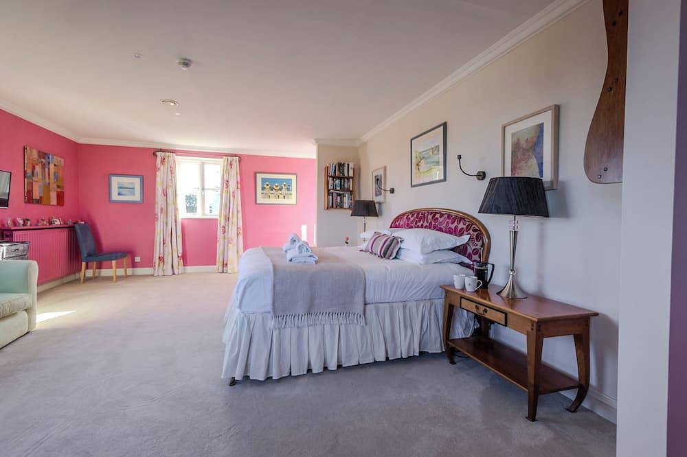 Trevornick Farm House- dog friendly with hot tub and tennis court near Newquay in Holywell Bay, Cornwall