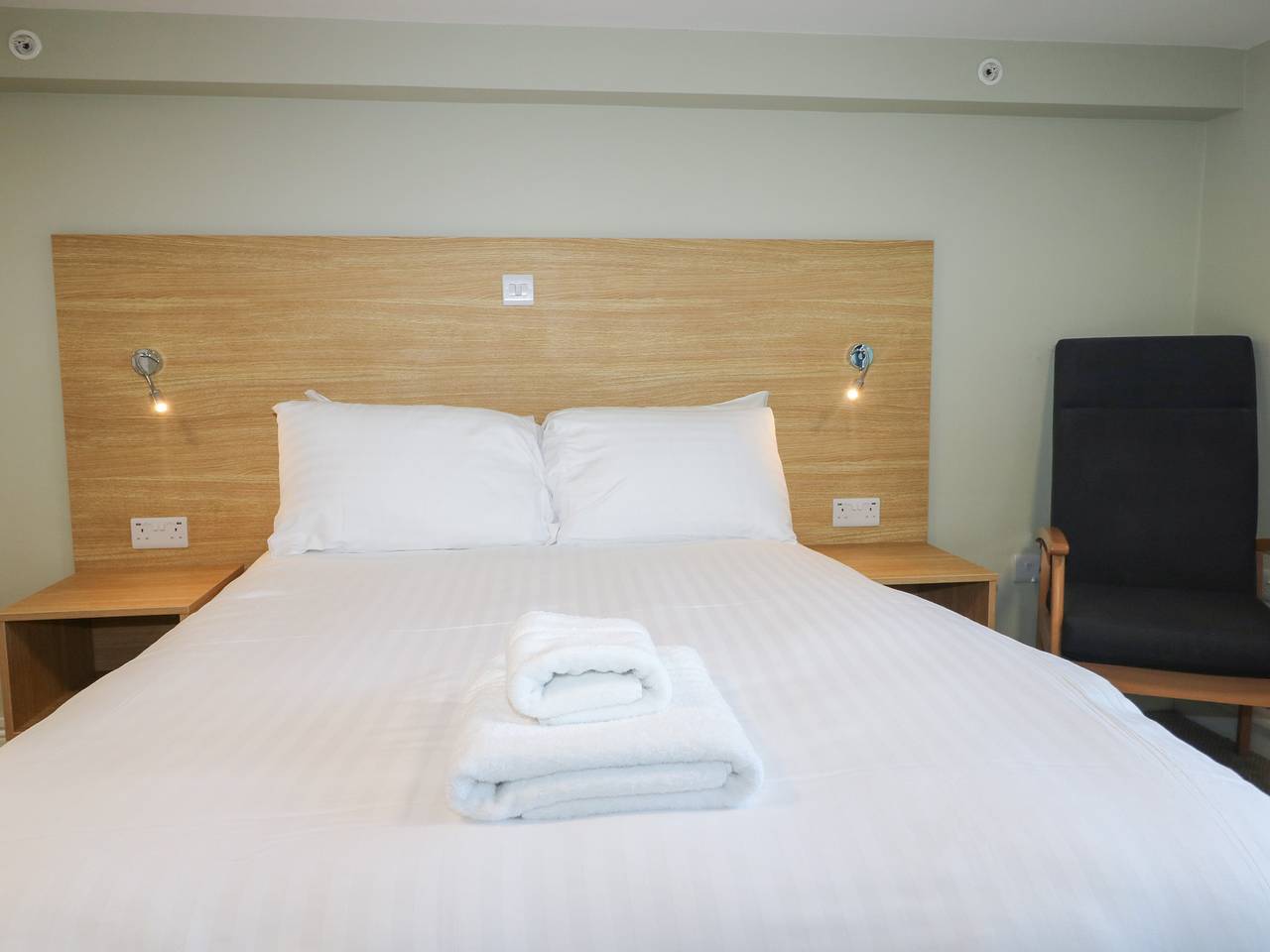 Pebble Path at Marine Court in Littlehampton, Sussex Occidental