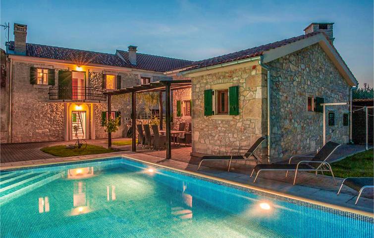 Charmant appartement de 150 m² avec piscine, terrasse et accès à la plage in Nin, Région de Zadar