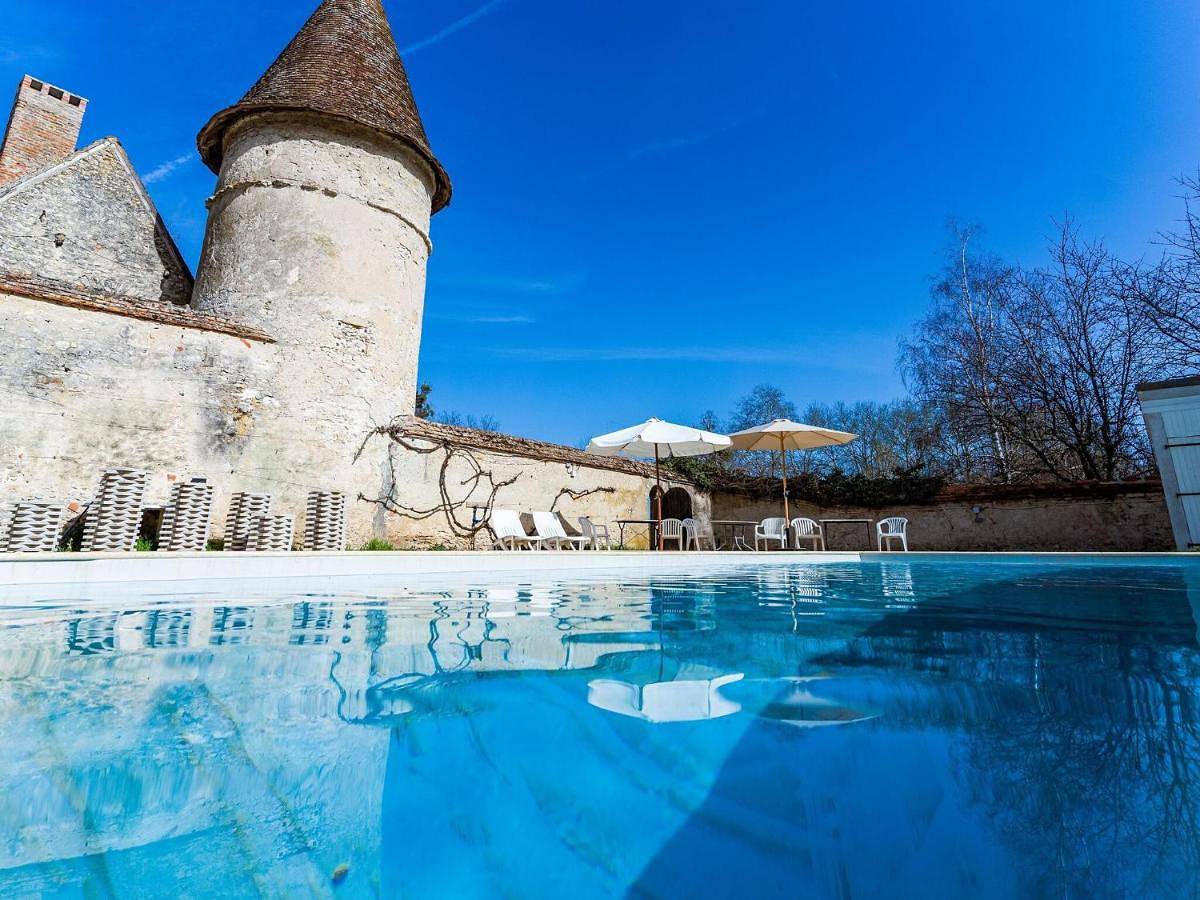 Beautiful Castle in Le Veurdre with Private Pool in Le Veurdre, Allier