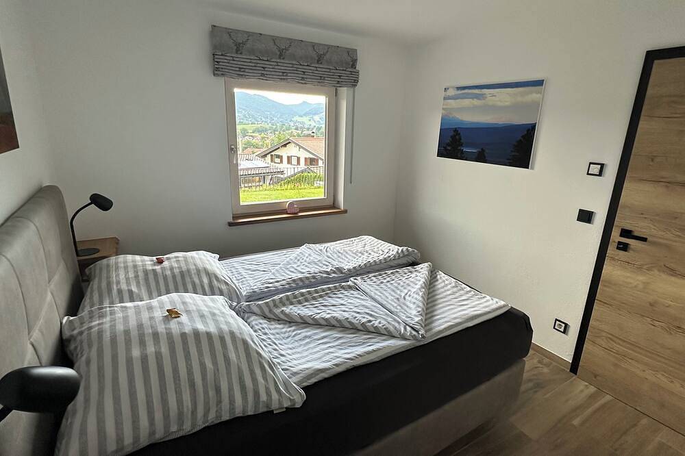 Ganze Wohnung, Neu renovierte Ferienwohnung mit großer Südterrasse und traumhaftem Bergblick in Hausham, Alpenland Tegernsee Schliersee