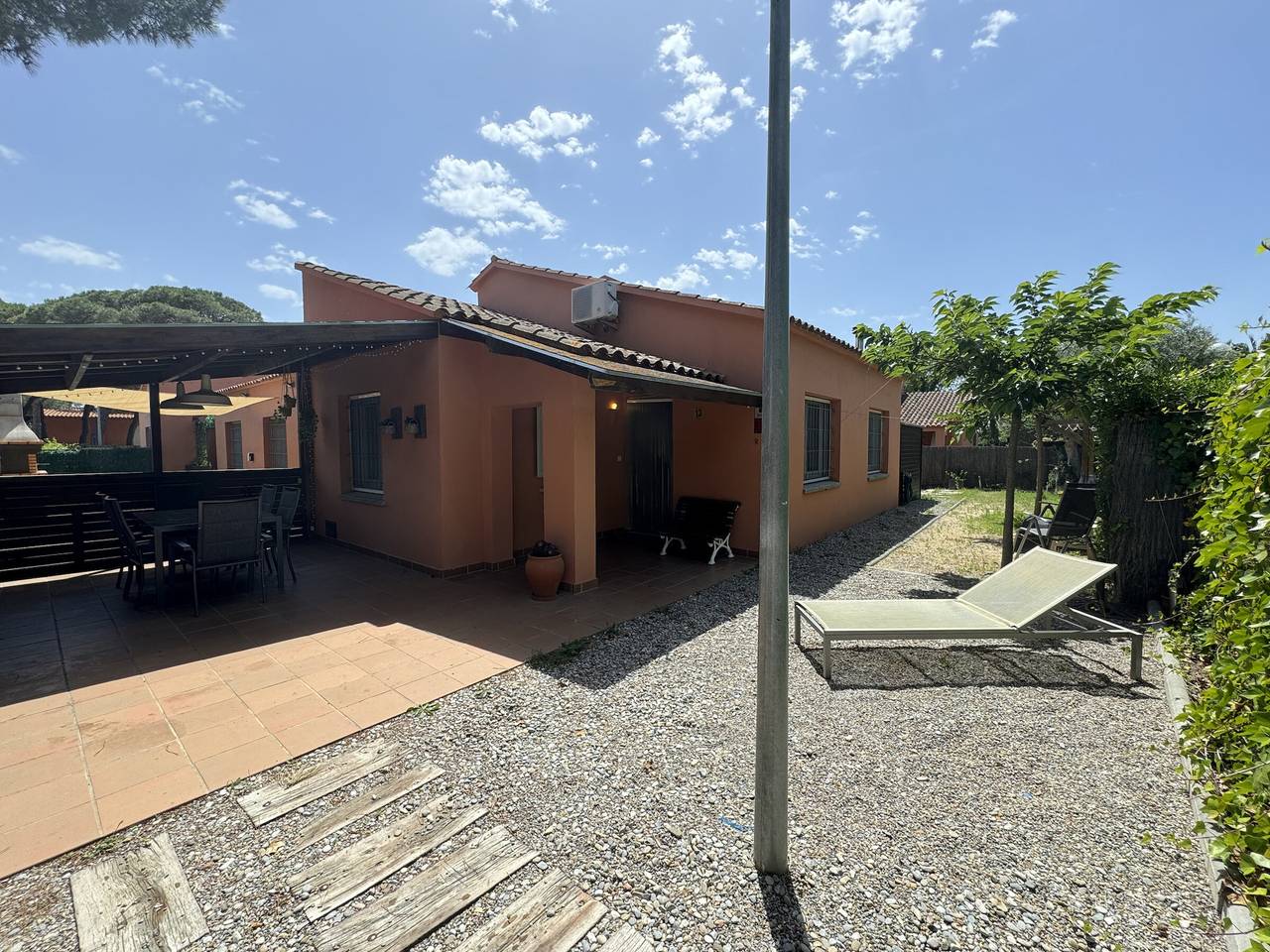 Casa adosada con piscina y parking para 8, cerca de la playa en Mas Pinell in Mas Pinell, Torroella de Montgrí