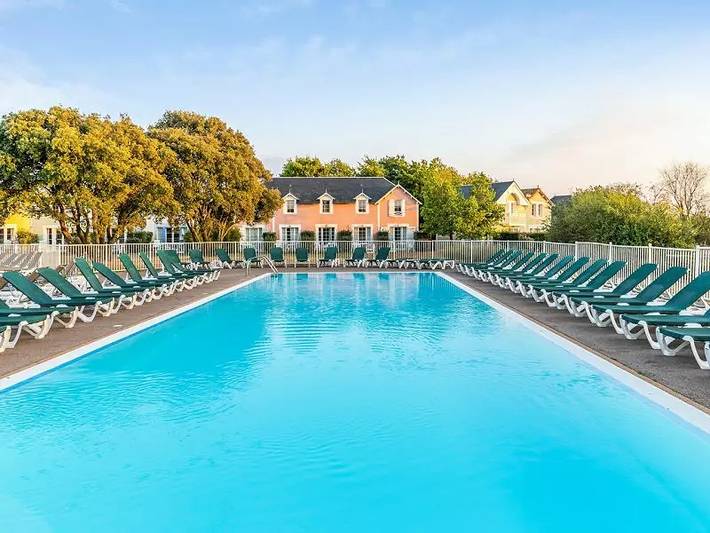 Gîte pour 4 personnes, avec terrasse ainsi que piscine et vue dans Port Bourgenay - 3