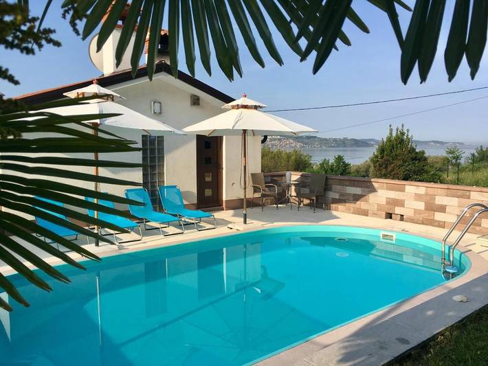 Ferienwohnung für 4 Personen, mit Balkon und Terrasse sowie Garten und Pool in Koper