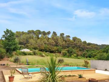 Gîte pour 6 personnes, avec piscine et terrasse à Barjols