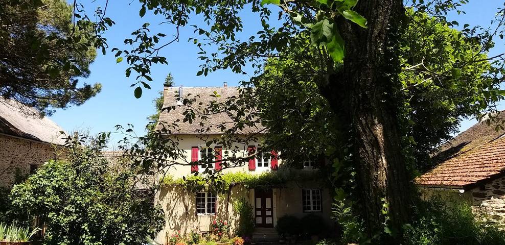 Gîte pour 12 personnes, avec terrasse ainsi que jardin et piscine, animaux acceptés dans l' Aveyron - 4