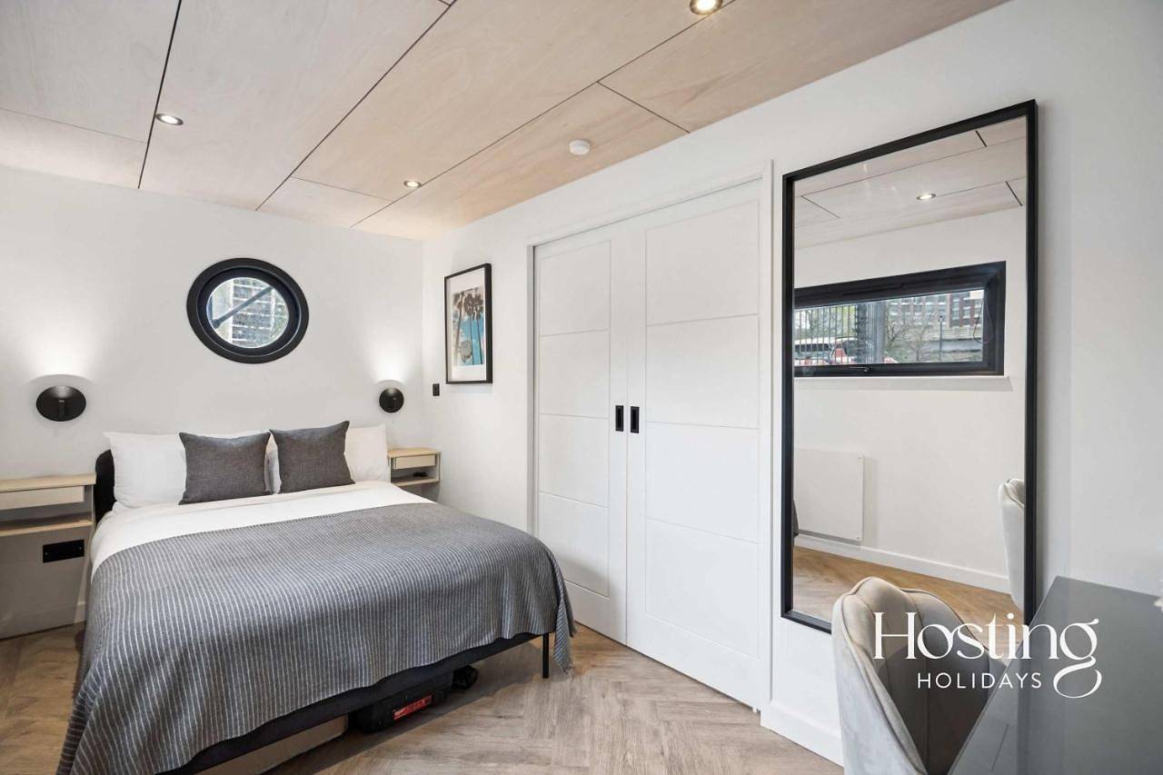 The Nautilus - Luxury 2-Bed Floating Home in Tower Hamlets, London