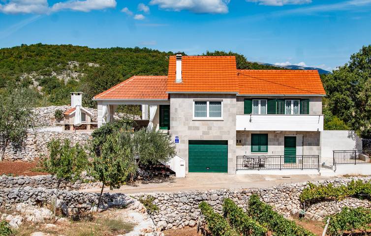 Modernes Apartment mit Terrasse in der Nähe von Fluss und See in Makarska Riviera
