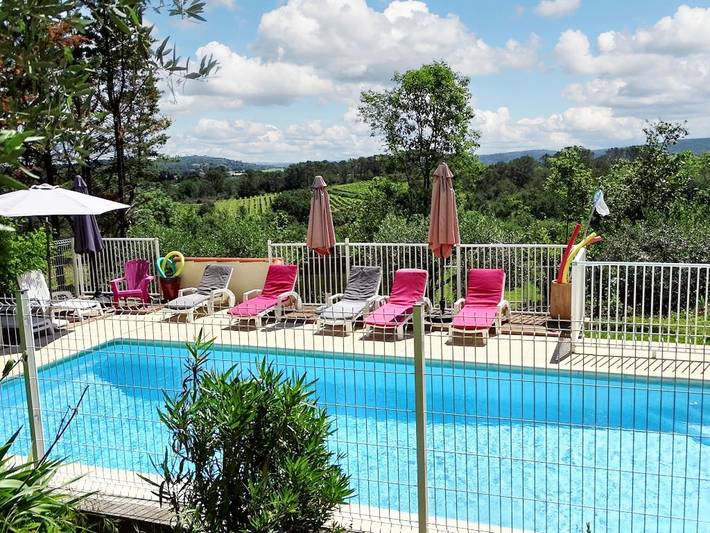 Gîte pour 4 personnes, avec terrasse et piscine à Cardet