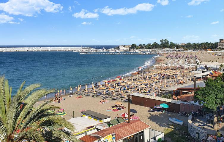 Apartamento vacacional entero, Acogedor apartamento de playa con aire acondicionado y terraza - 600m de la playa in Schisò, Giardini-Naxos
