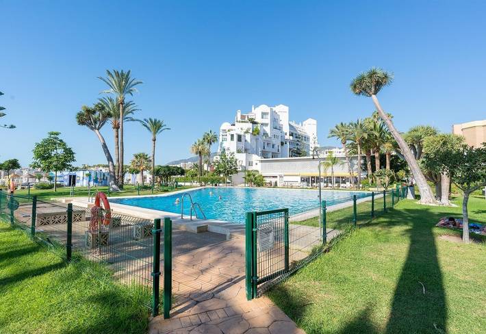 Apartamento entero, Apartamento Sunny View Castillo Santa Clara con vistas al mar, piscina, Wi-Fi, A/C, terraza y jardín in La Carihuela, Torremolinos