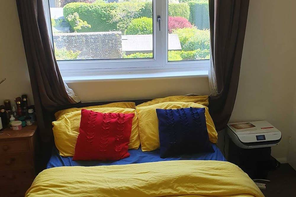 Entire apartment, 1 bedroom apartment wt ext leather sofa chair. 10 minutes to city center in Horsham, West Sussex