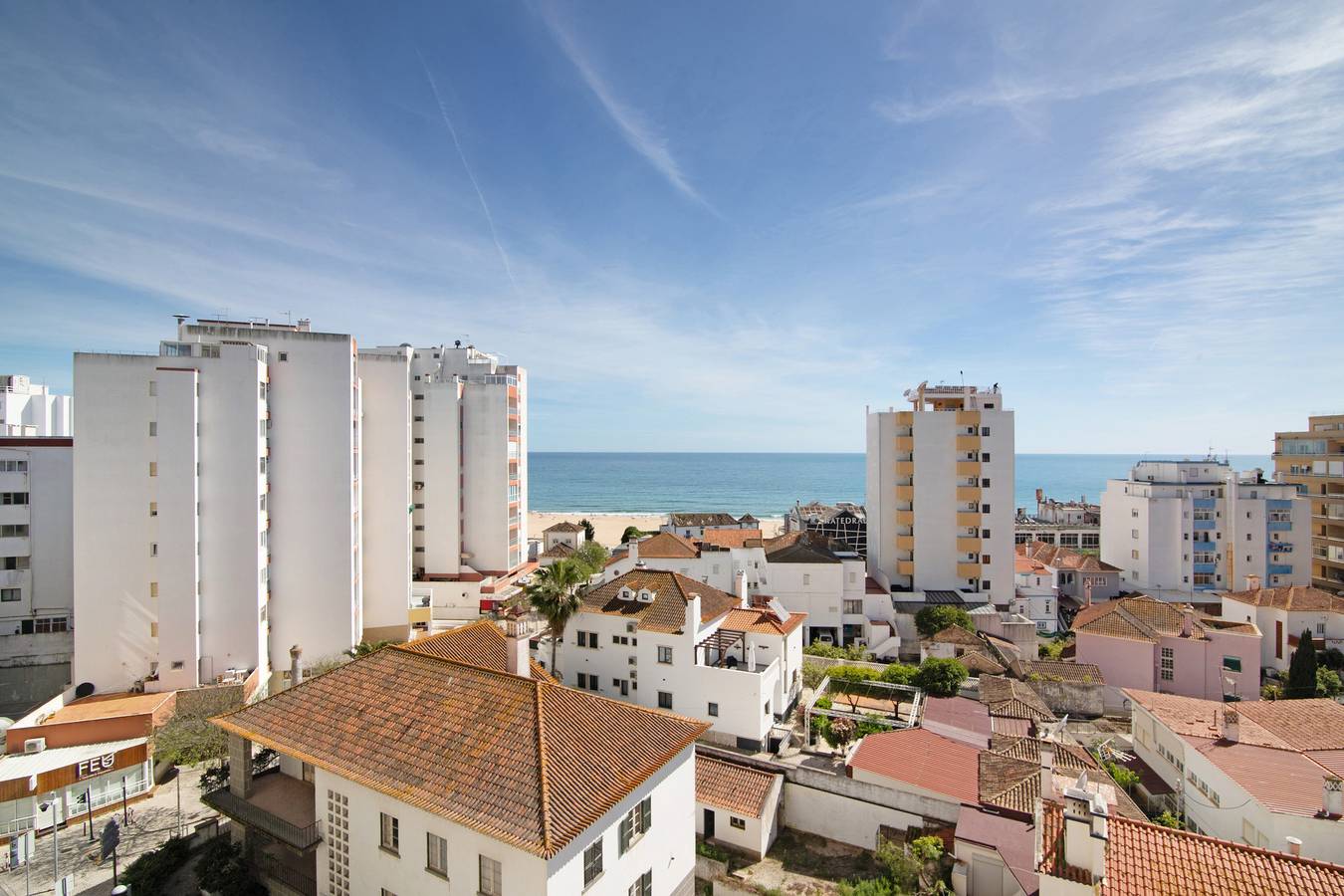 Apartamento inteiro, Apartamento 'Quaint Beach View - Praia Da Rocha' com vista para o mar, Wi-Fi e ar condicionado in Praia da Rocha, Portimão