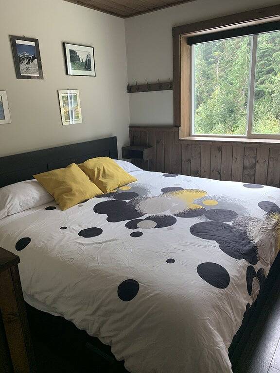 Beautiful cabin with hot tub, steam room, deck & directly across from ski lifts\n in Fraser Valley Regional District