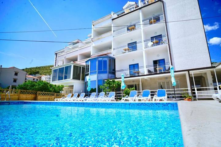 Hôtel pour 5 personnes, avec jardin ainsi que piscine et vue