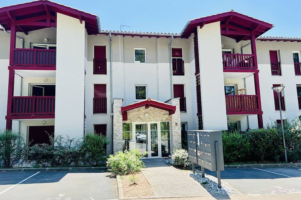 Entire apartment, Comfortable T2 in Hasparren with terrace, 4 pers. in Hasparren, Bayonne region