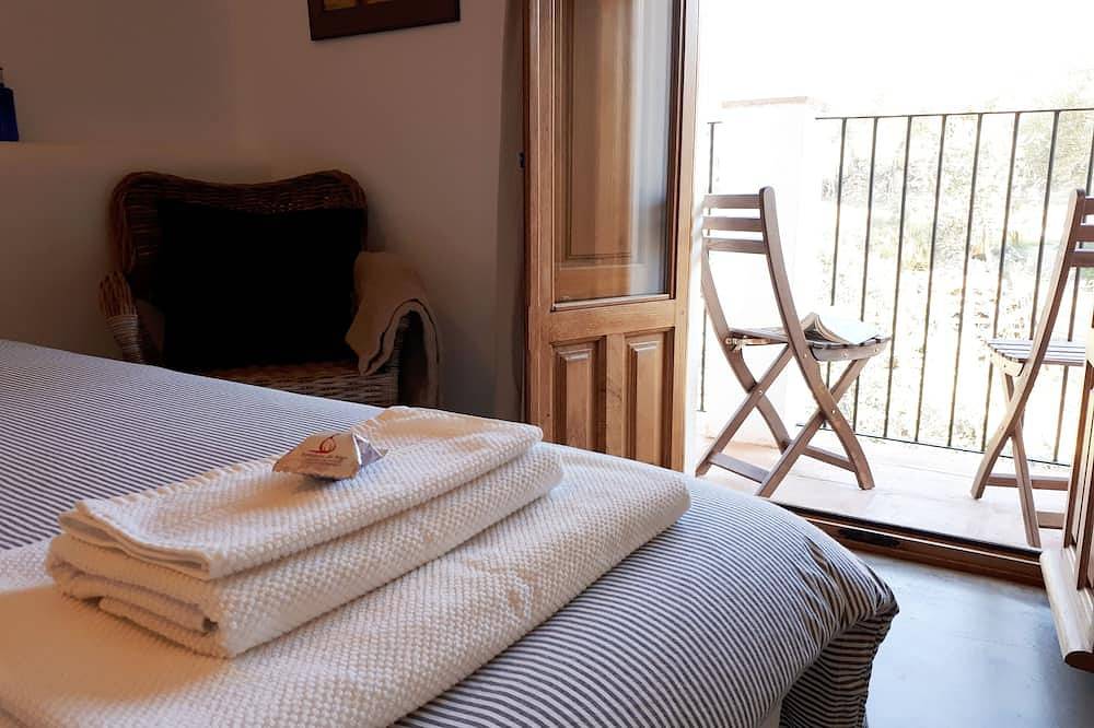 Finca Flores Amarillas - casa rural con piscina y parque infantil (Tr-Cc-157) in Almoharín, Provincia de Cáceres
