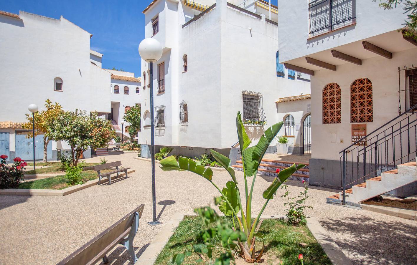 Entire holiday apartment, Cozy Beachside Apartment: Air Con, Pool, Terrace, Internet in Mar Azul Torrevieja, Torrevieja