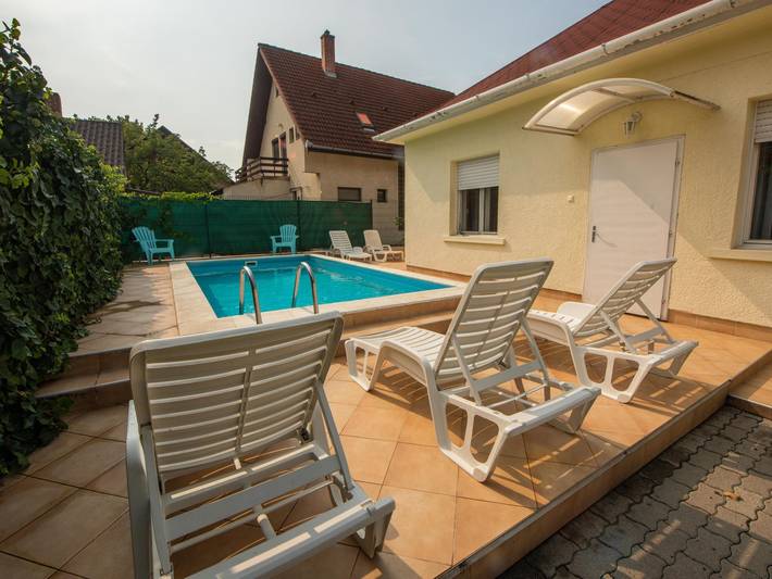 Ferienhaus für 7 Personen, mit Terrasse und Pool sowie Garten in Siofok