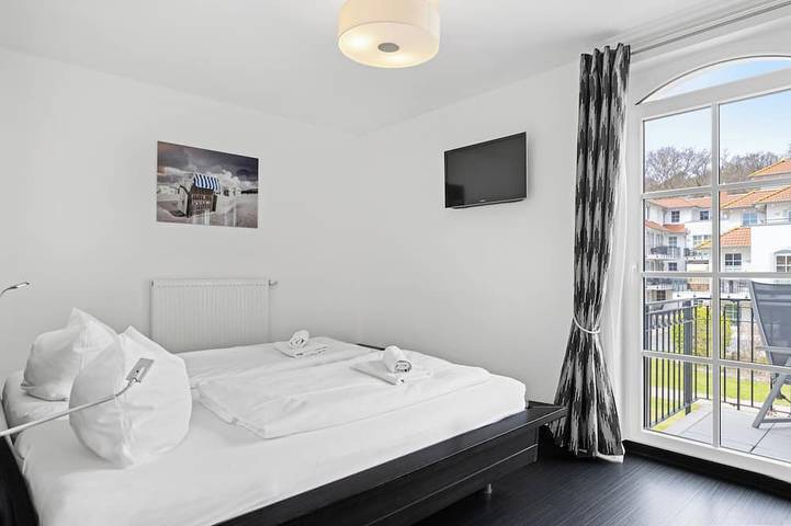 Entire apartment, Balticperle/lux.apartment dir. by the sea/direct sea view/elektr.Kamin/Sauna/Pool/Tg in Strand Baabe, Baabe