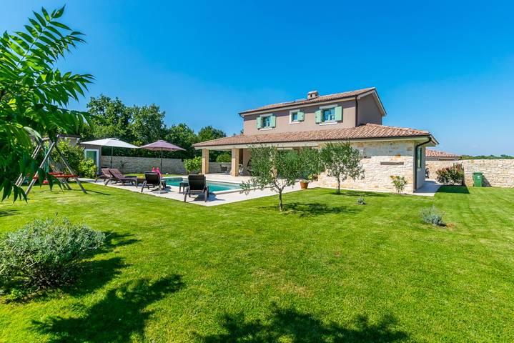Ferienhaus für 8 Personen, mit Terrasse und Pool sowie Sauna