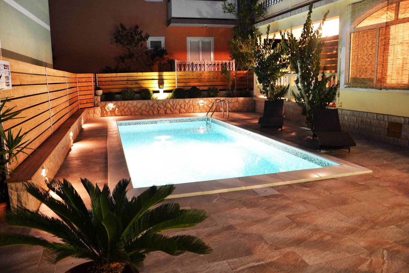 Ganze Wohnung, 2-Zimmer-Ferienwohnung mit Terrasse Banjol, Rab A-11382-b in Banjol, Rab
