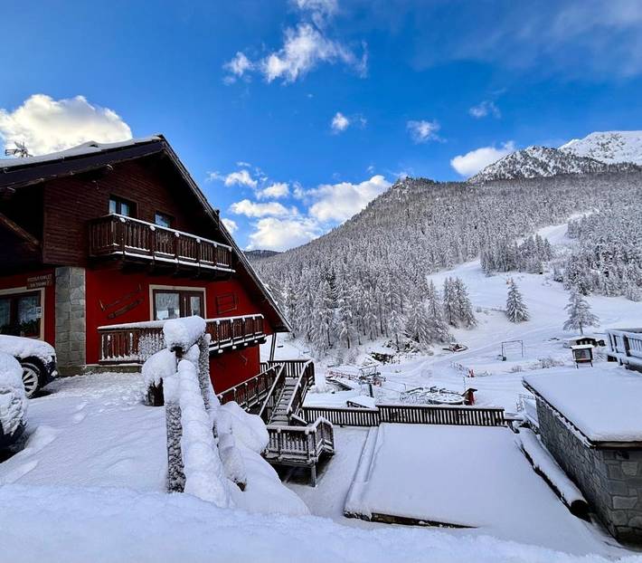 Hôtel pour 4 personnes, avec Balcon et Terrasse ainsi que Jardin et Vue à Claviere