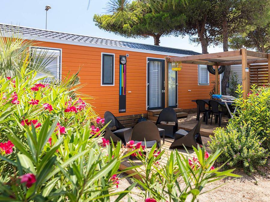 Camping La Presqu'Ile - Mobilheim 4 personen - Comfort | 2 Zi. | 4 Pers. | Einfache Terrasse | Klima | Tv in Le Barcarès, Côte d'Améthyste