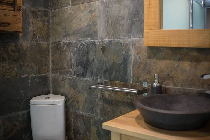 Ganze Wohnung, Minimales Apartment, in Stil eines Tynihauses,  eingebettet im Pinienwald. in Torrelles de Llobregat, Baix Llobregat