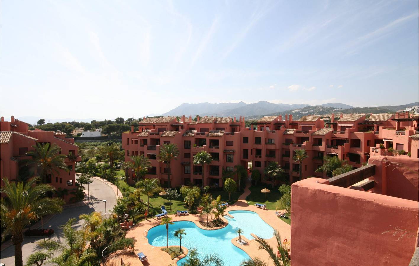 Appartamento intero, Appartamento vista mare con parcheggio, piscina e terrazza in Las Chapas, Marbella