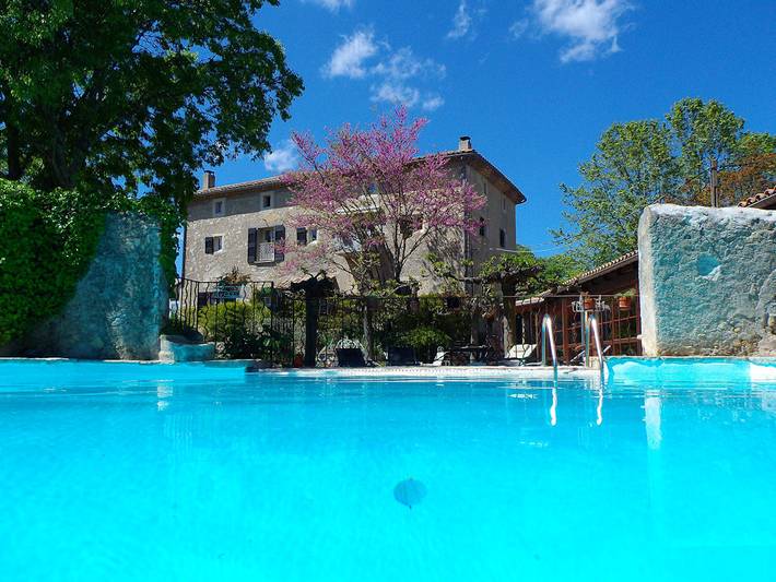 Appartement de vacances pour 5 personnes, avec terrasse ainsi que piscine et jardin, animaux acceptés