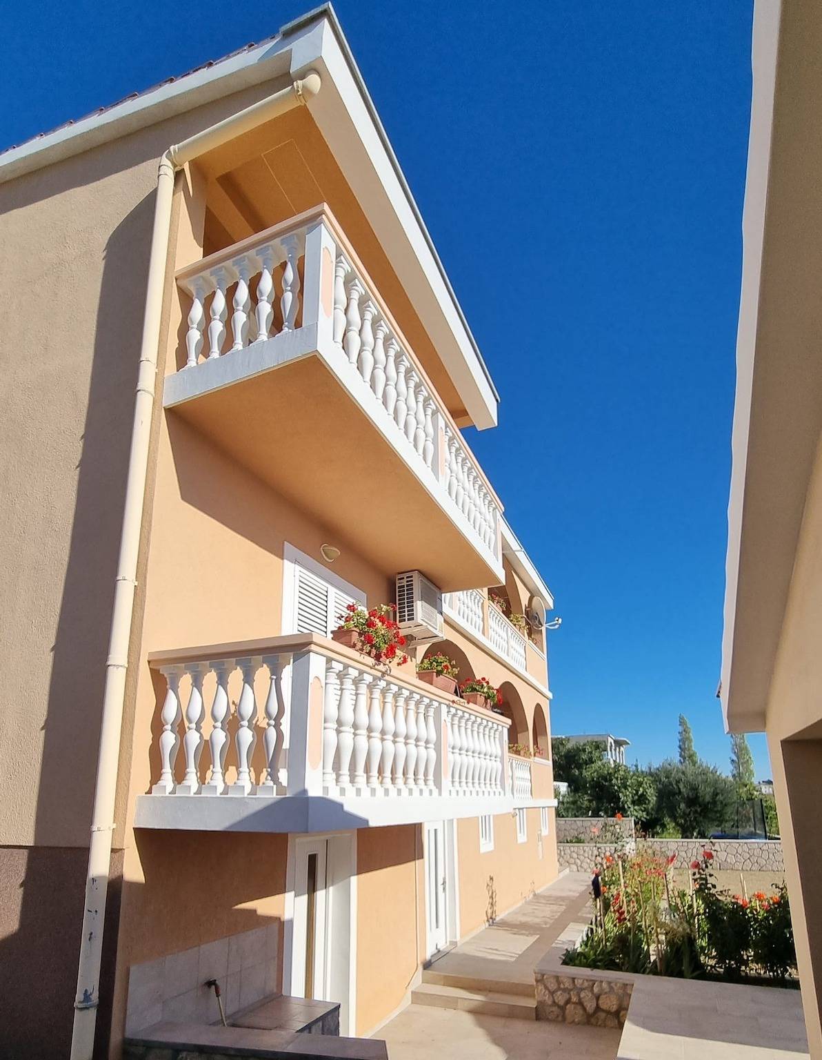 Ganze Wohnung, 1-Zimmer-Ferienwohnung mit Balkon und Meerblick Rtina - Miocici, Zadar A-13072-a in Rtina, Zadar