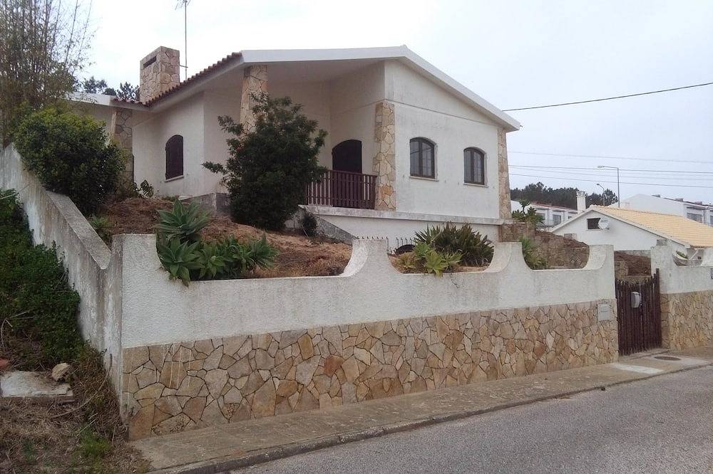 3 bedroom villa with excellent sea and beach views in Salir do Porto, Tornada e Salir do Porto
