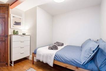 Log Cabin for 5 People in Plymouth, South West England, Photo 3