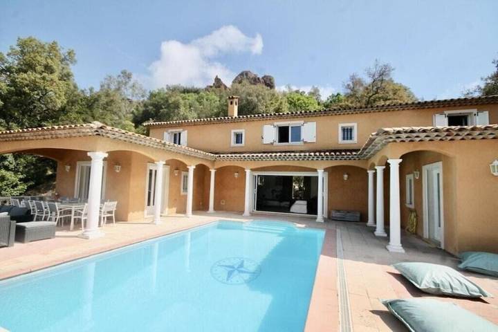 Location de vacances pour 10 personnes, avec piscine ainsi que vue et jardin, animaux acceptés dans Saint-Jean de l'Esterel - 3