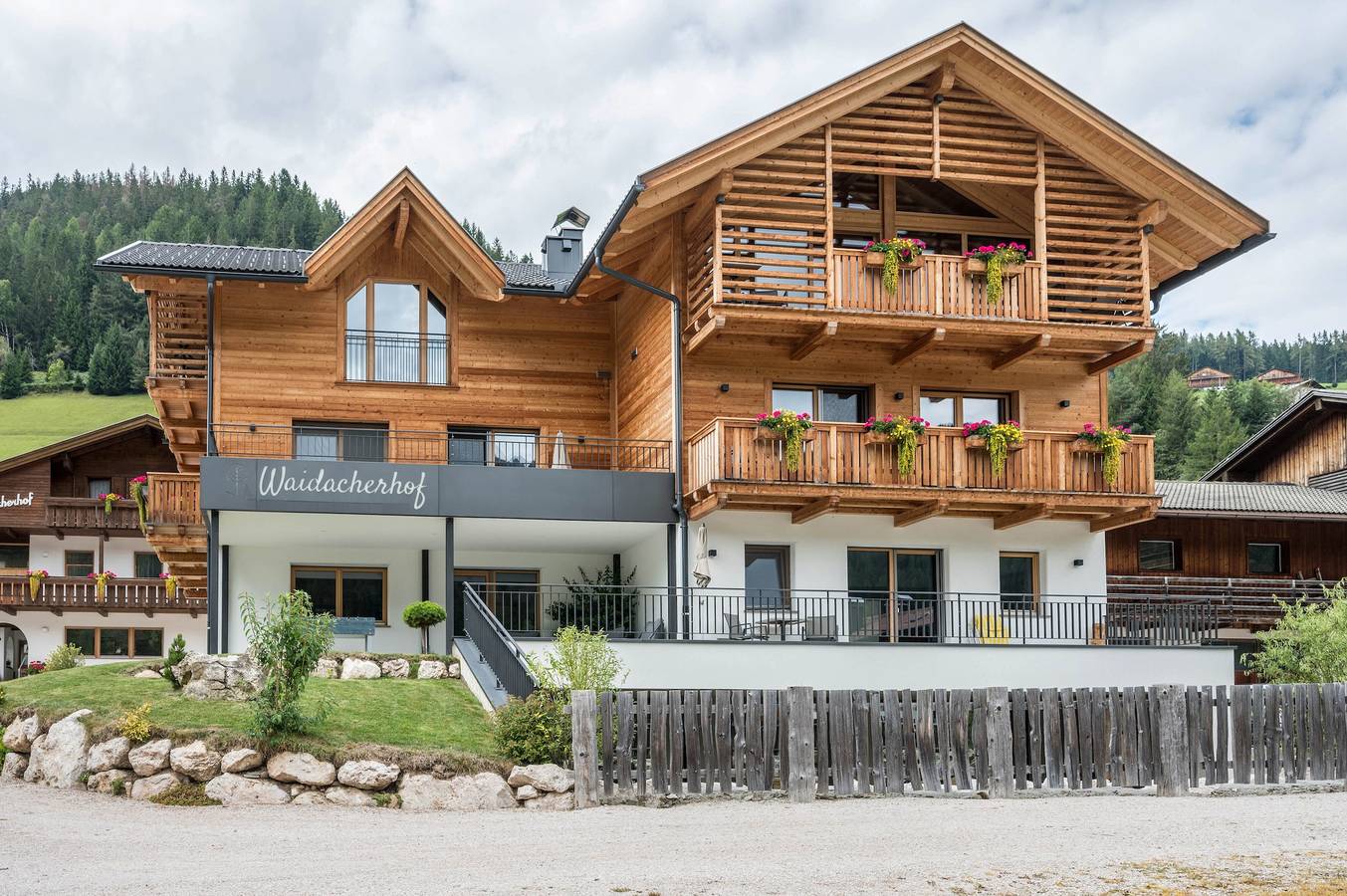 Ganze Wohnung, Ferienwohnung "Waidacherhof Alm" mit Bergblick, Balkon & Wlan in Pragser Wildsee, Prags