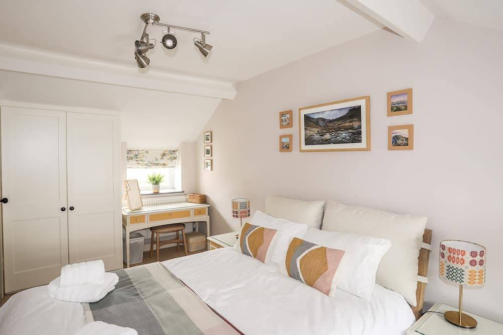 Osborne House, pet friendly, with open fire in Menai Bridge in Menai Bridge, Isle of Anglesey