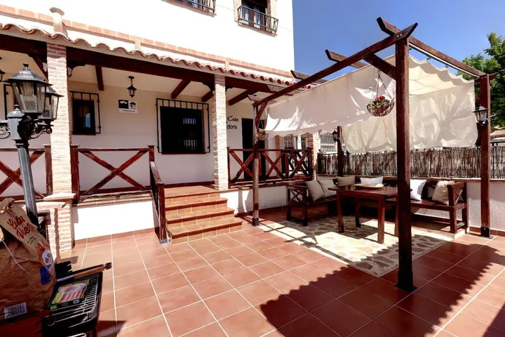 Casa de vacaciones para 10 personas, con balcón y jardín además de sauna y jacuzzi - 1