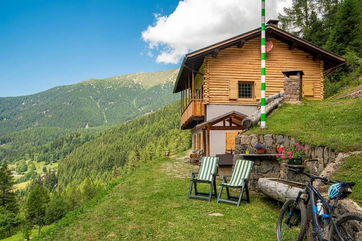 Chalé "Baita dei Minatori Val dei Mocheni" com vista montanha, terraço privado e Wi-Fi in Palù del Fersina, Valsugana