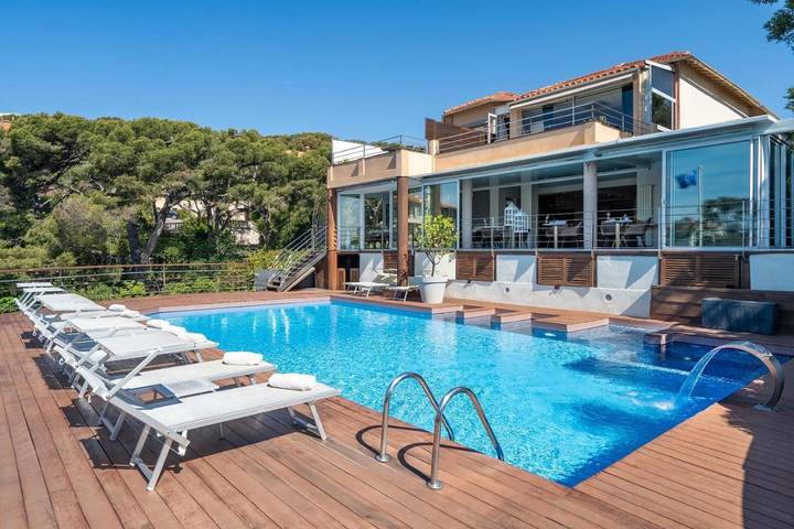Hôtel pour 2 personnes, avec jacuzzi ainsi que terrasse et piscine