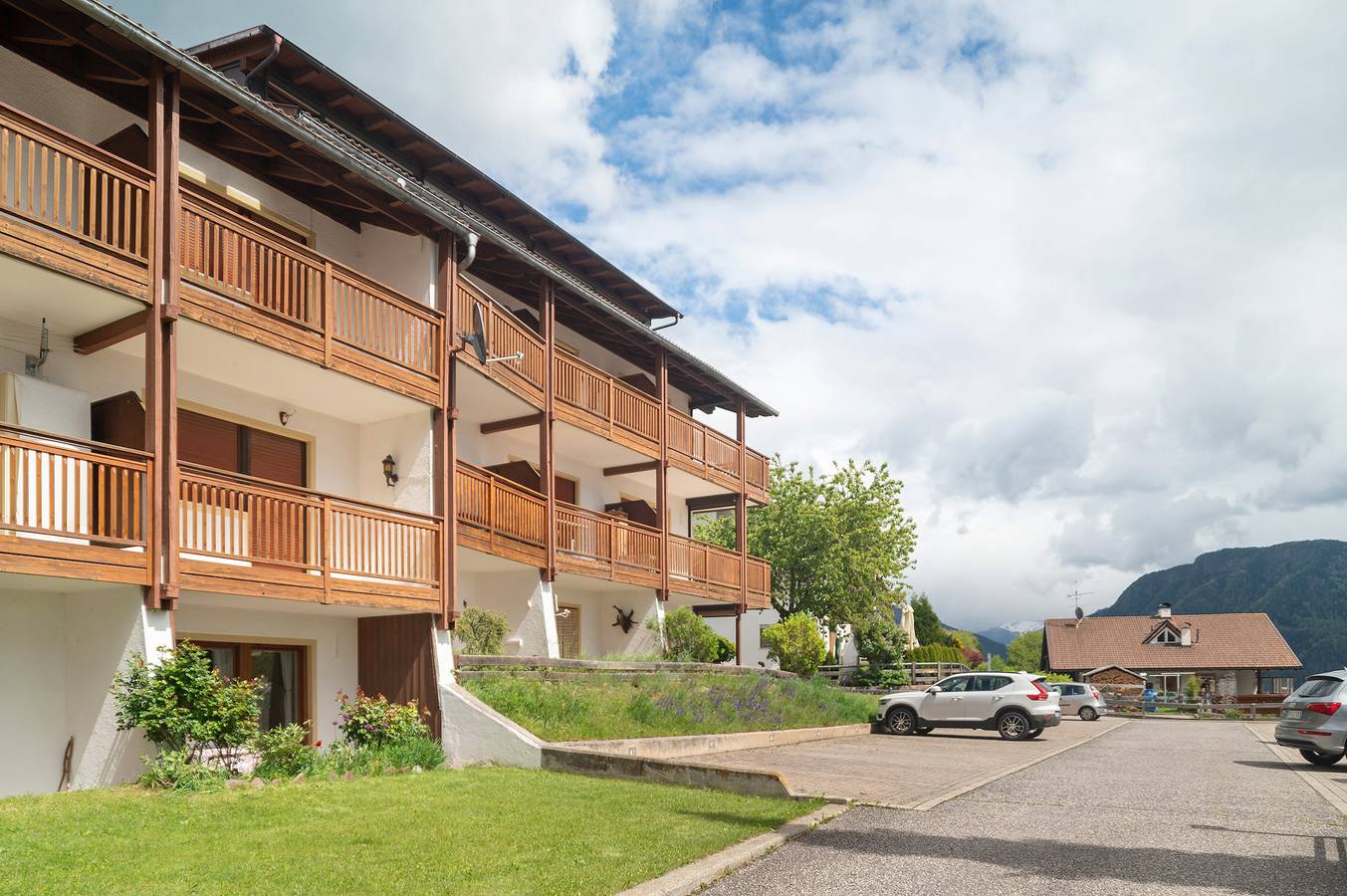 Appartamento intero, Appartamento 'Stuflesser' con vista sulle montagne, terrazza privata e giardino in comune in Laion, Dolomiti Superski