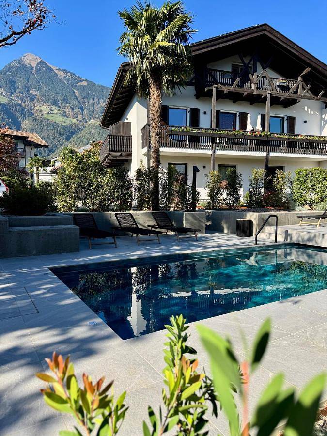Ferienwohnung für 2 Personen, mit Ausblick und Pool sowie Garten im Dorf Tirol